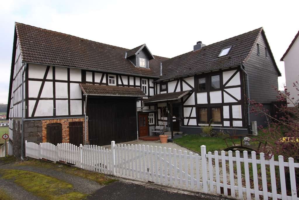 Immobilie in Gemünden (Felda) - Gemünden: Modern wohnen im historischen Fachwerk – Zweifamilienhaus mit Weitblick! - Bild 0