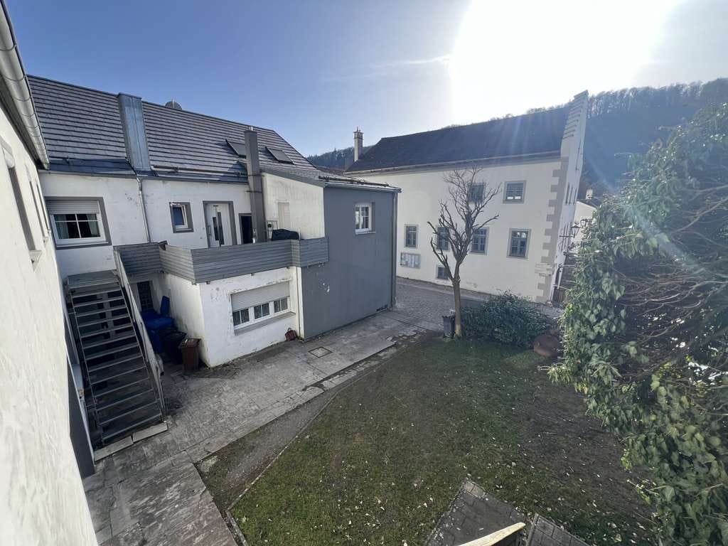 Immobilie in Essing - Vielseitiges Einfamilienhaus mit 2 Wohneinheiten & Gewerbe in Essing - Bild 2