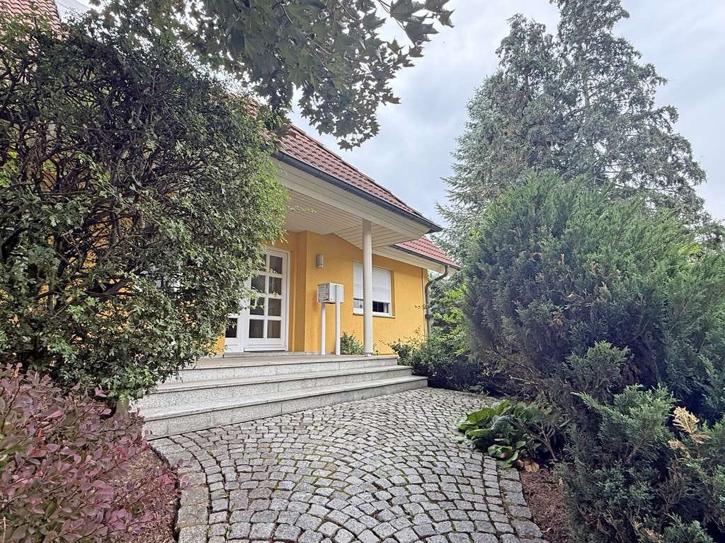 Immobilie in Moritzburg - Repräsentatives Einfamilienhaus im Grünen - in ruhiger Lage am Rande des Landschaftsschutzgebietes - Bild 2