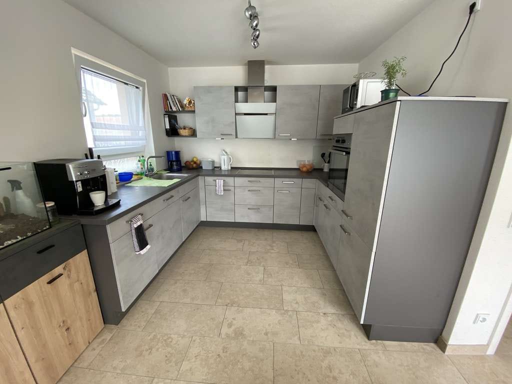 Immobilie in Au in der Hallertau - Attraktive 2-Zimmer-Wohnung mit großem Balkon und zwei Stellplätzen! - Bild 1