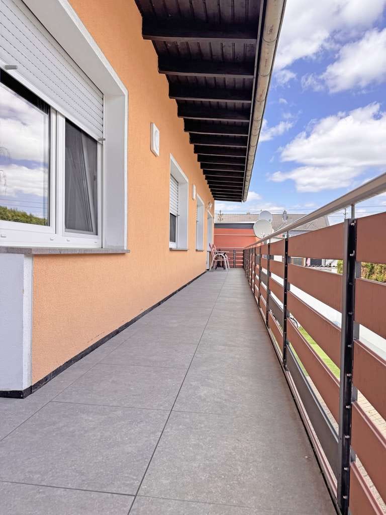 Immobilie in Ochtendung - Ruhig wohnen in zweiter Reihe: Vielseitiges Einfamilienhaus mit XXL-Balkon und riesigem Potenzial - Bild 4
