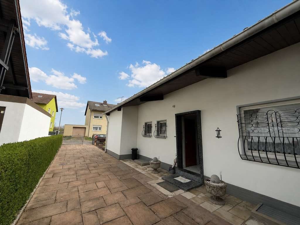 Immobilie in Kirchheimbolanden - Seltene Gelegenheit: Freistehender Bungalow auf Traumgrundstück in Kirchheimbolanden (3D Tour) - Bild 2