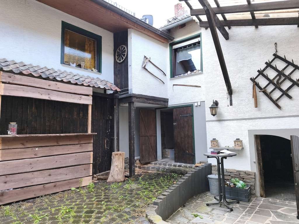 Immobilie in Remagen - Zwei Häuser ein Preis - dazu Garten und Parkplätze – mehr Wohnraum geht nicht - Bild 1