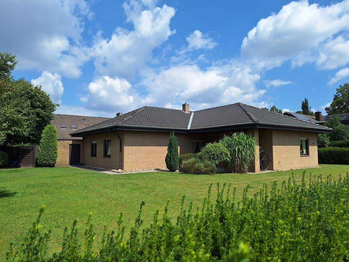 Immobilie in Rheda-Wiedenbrück - Rheda |großzügiger, mod.-bed. teilunterkellerter Winkelbungalow | Zufahrt | Garten | Garage | Entwicklunsgpotenzial - Bild 2
