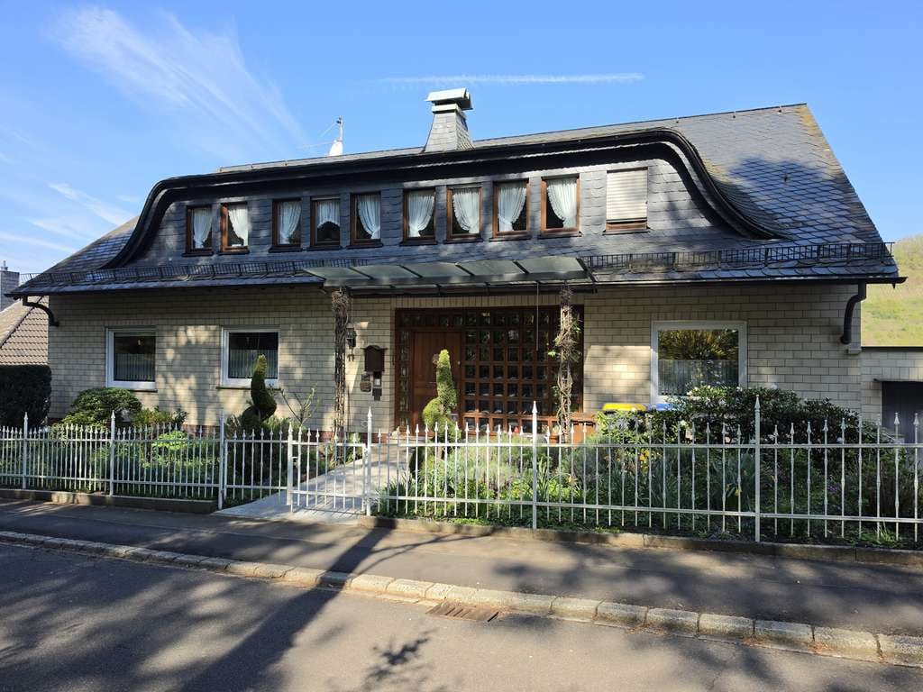 Immobilie in Bullay - Großzügiges Einfamilienhaus, Mehrgenerationenhaus oder Wohnen und Arbeiten in Bullay - Bild 0