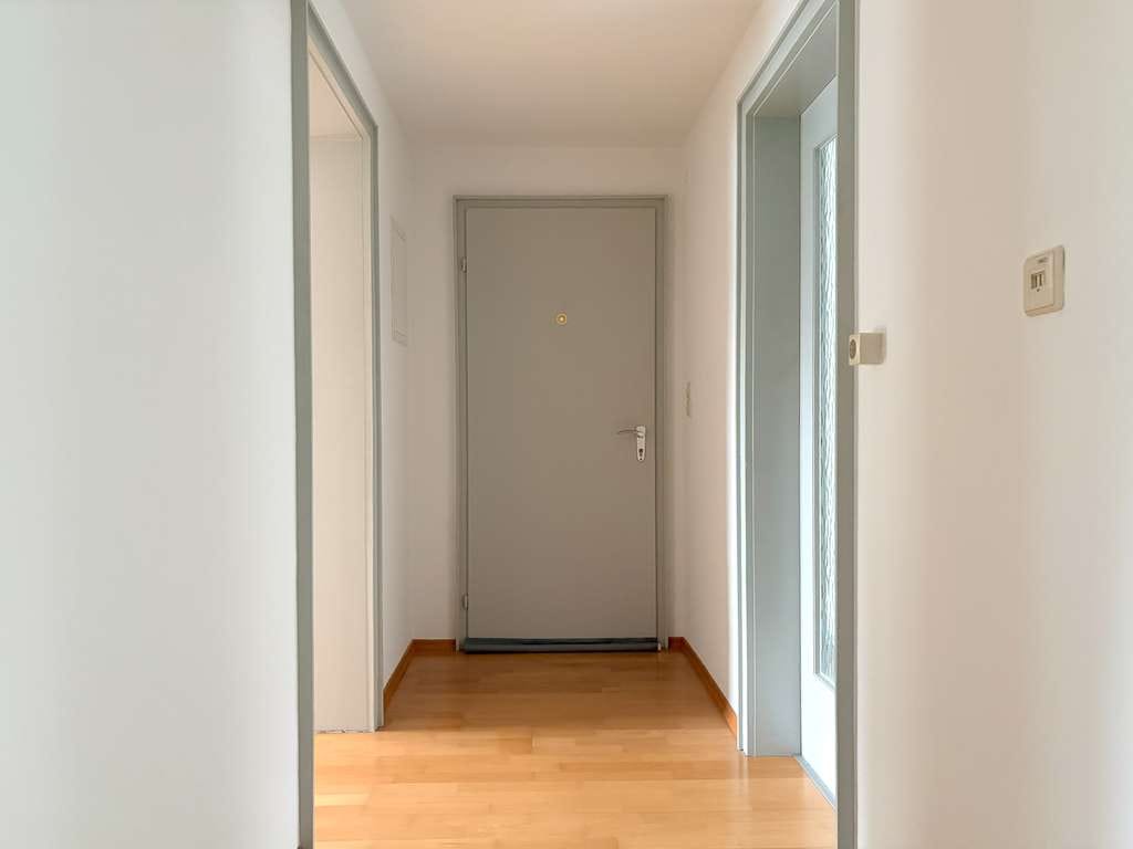 Immobilie in Buchenbach - Leerstehende 2-Zimmer-Wohnung mit großem Balkon und Stellplatz im Freien - Bild 1