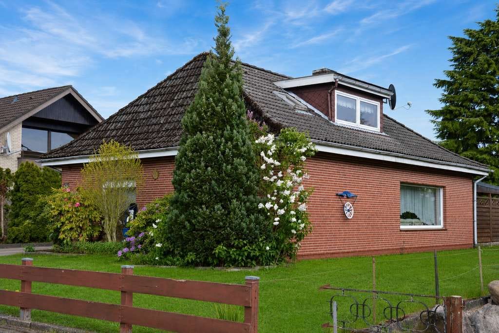 Immobilie in Cadenberge - Charmanter Bungalow mit ausgebautem Dachgeschoss und schönem Garten in ruhiger Lage - Bild 0