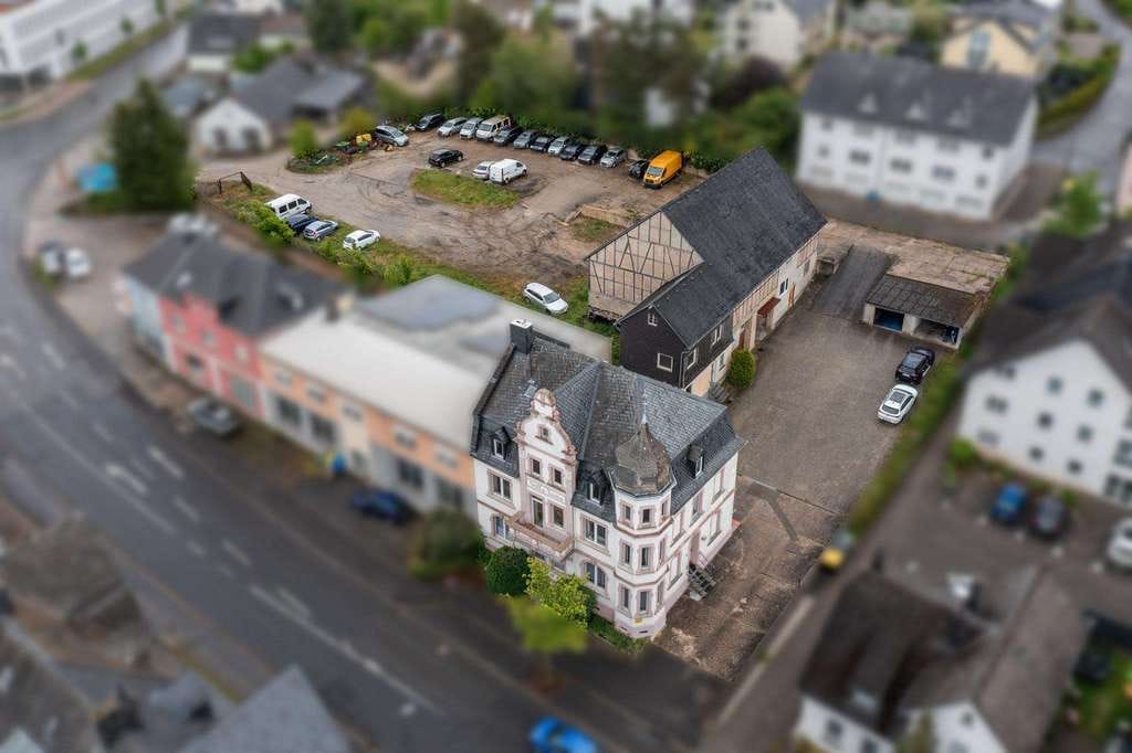 Immobilie in Altweidelbach - Villa Luise · Historisches Mehrfamilienhaus mit riesigem Bauplatz und mehreren Nebengebäuden - Bild 1