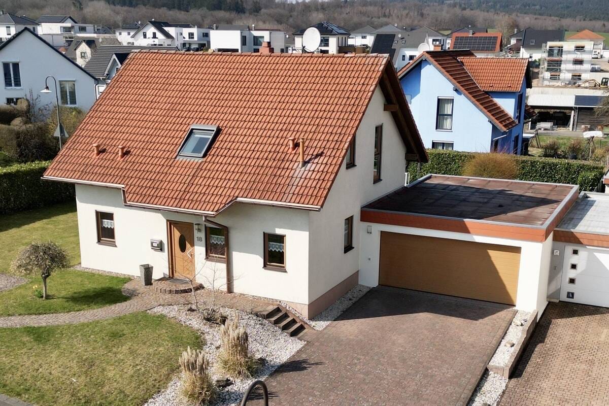 Immobilie in Reinsfeld - Gepflegtes Einfamilienhaus in Reinsfeld mit Kamin, Garten und Balkon - Bild 0