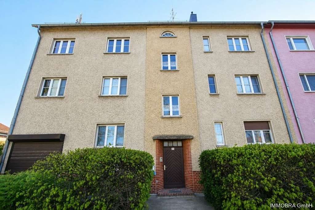 Immobilie in Brandenburg an der Havel - Gepflegtes Mehrfamilienhaus mit 7 Wohneinheiten, Garagen und zusätzlichem Baugrundstück - Bild 2