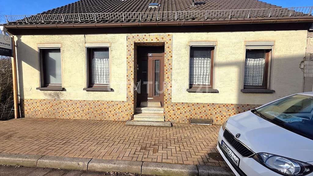 Immobilie in Spiesen-Elversberg - Freistehendes Einfamilienhaus mit Einliegerwohnung und zusätzlichem großem Baugrundstück in Spiesen - Bild 1