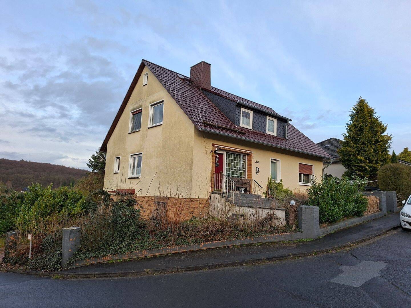 Immobilie in Fuldatal - Einfamilienhaus mit Balkon, Garage und Garten - Bild 1
