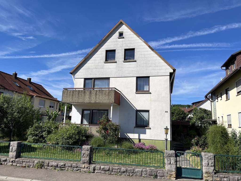 Immobilie in Igersheim - Wohnhaus in zentraler Lage mit großen Grundstück und Doppelgarage - Bild 0