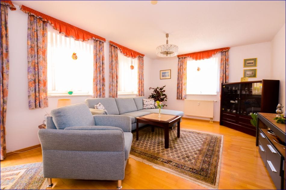 Immobilie in Aidenbach - Zentral und in der Natur - Aidenbach
Charmante und großzügige Erdgeschoss-Wohnung
Gartenanteil mit großer Terrasse - Bild 3