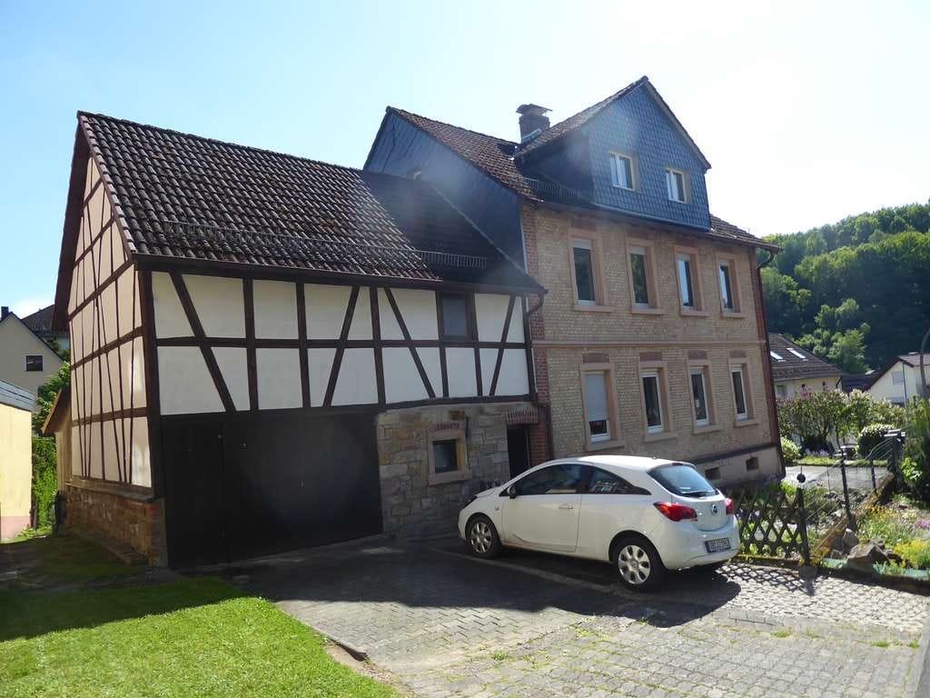 Immobilie in Heigenbrücken - Freistehendes 3 Fam. Wohnhaus mit Nebengebäude - Bild 3