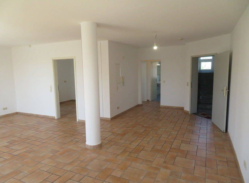 Immobilie in Hallstadt - HALLSTADT-DÖRFLEINS: OFFENE 3-ZIMMER-WOHNUNG(=SOFORT FREI)+BAD MIT FENSTER+ BALKON FÜR 229.000,-EURO - Bild 3