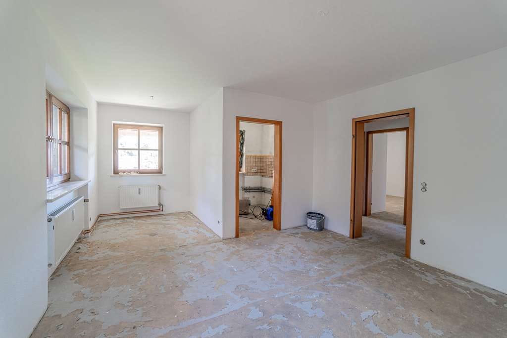 Immobilie in Prien am Chiemsee - 2 Zimmerwohnung mit Terrasse und Gartenanteil / Kauf gegen Gebot - Bild 2