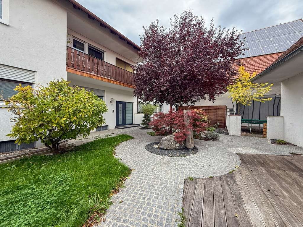 Immobilie in Wechingen - Teilweise saniertes Mehrfamilienhaus mit großzügigem Nebengebäude, PV-Anlage und vier Garagen - Bild 1