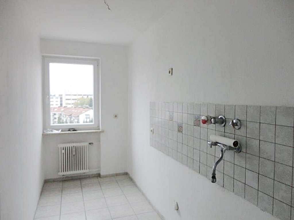 Immobilie in Waldkraiburg - 2-Zi.-Wohnung mit Balkon, Aufzug, Stellplatz – ideal für junge Paare - Bild 3