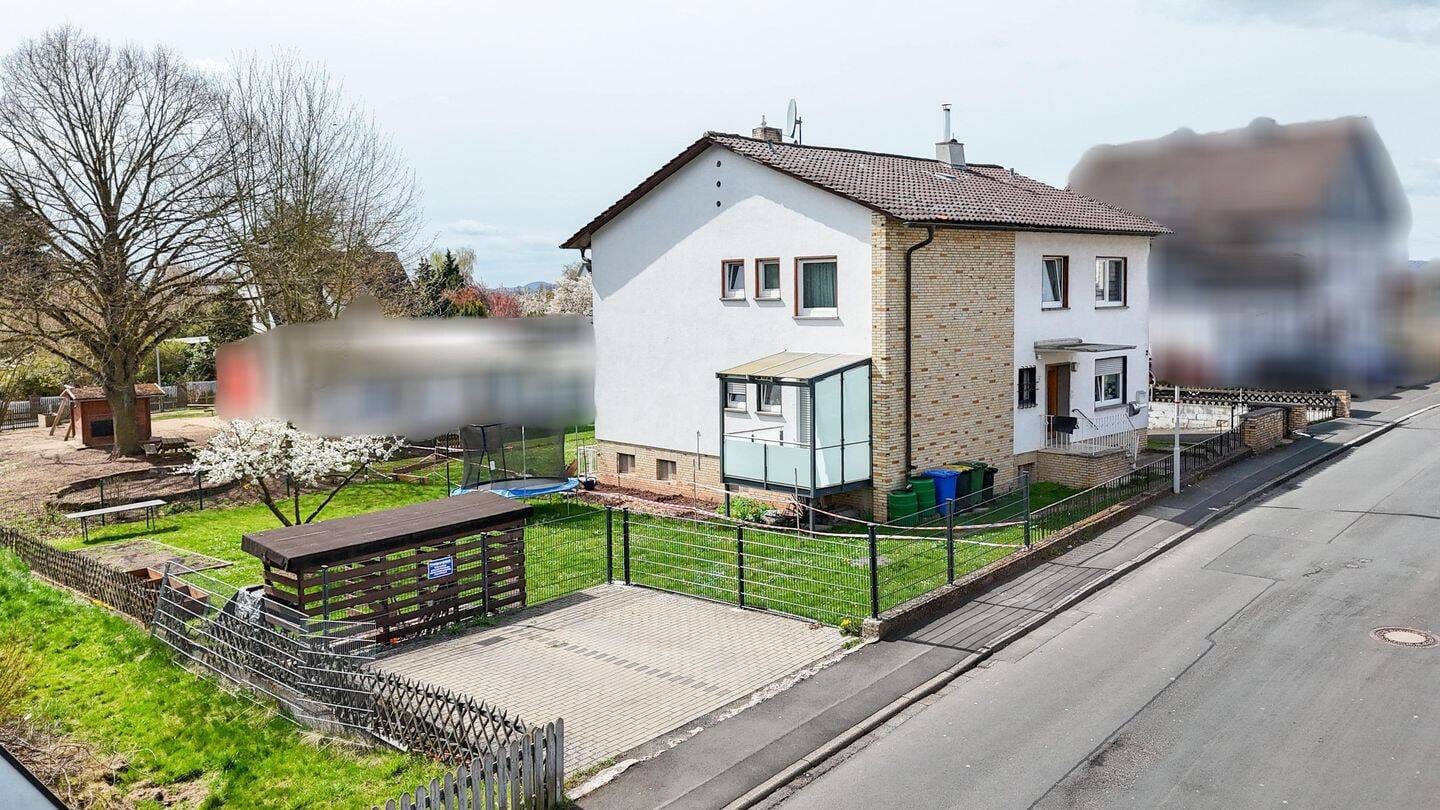 Immobilie in Kirchhain - Südsonne & Einziehen statt Renovieren - Helle 4-Zimmer-Wohnung mit Loggia und Garten - Bild 0