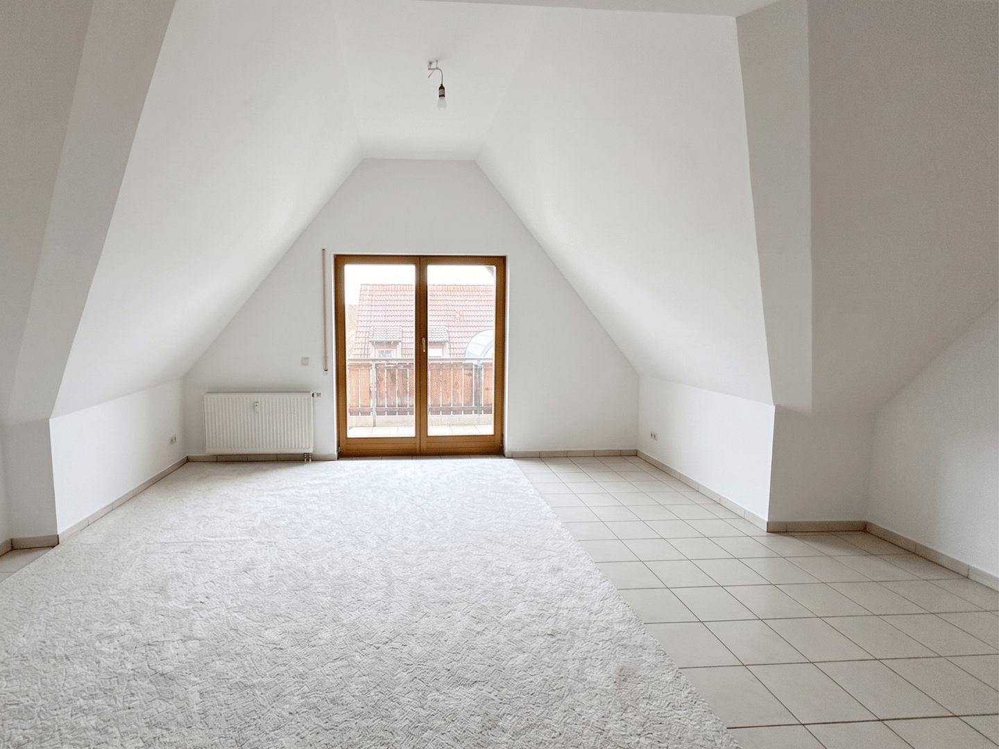 Immobilie in Pleinfeld - Lichtdurchflutete Dachgeschosswohnung mit Kamin, Loggia und TG-Stellplatz - Bild 4