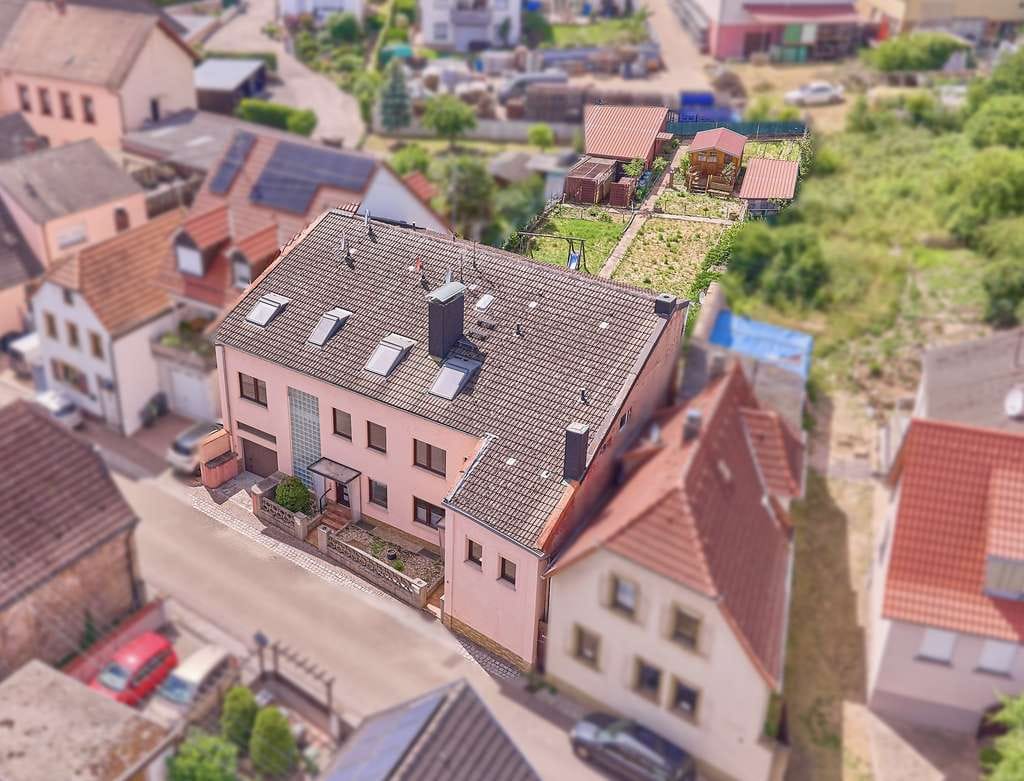 Immobilie in Frankweiler - ++ Lichtdurchflutetes 4 Parteienhaus mit Terrasse, Balkon, Garten und Garage in ruhiger Wohnlage !++ - Bild 1