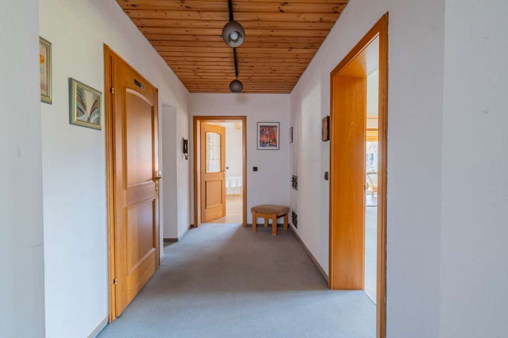 Immobilie in Günzburg - Großzügiges Zweifamilienhaus auf Traumgrundstück – viel Platz für Generationen in Reisensburg. - Bild 1