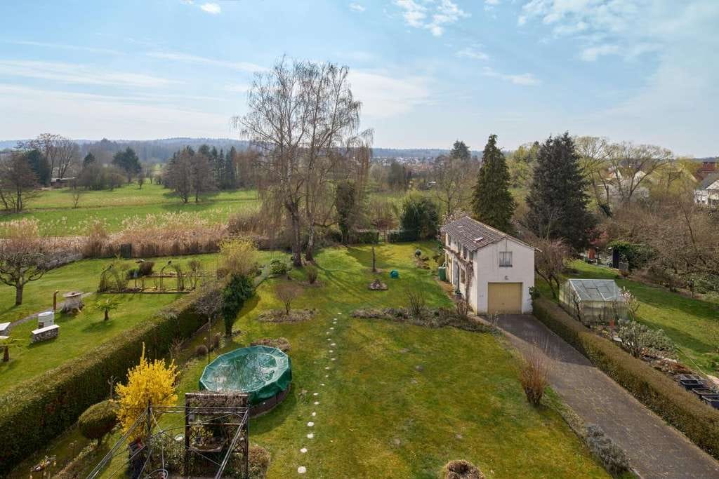 Immobilie in Hasselroth - Großzügiges Mehrfamilienhaus mit 3 Wohneinheiten auf weitläufigem Grundstüc - Bild 1