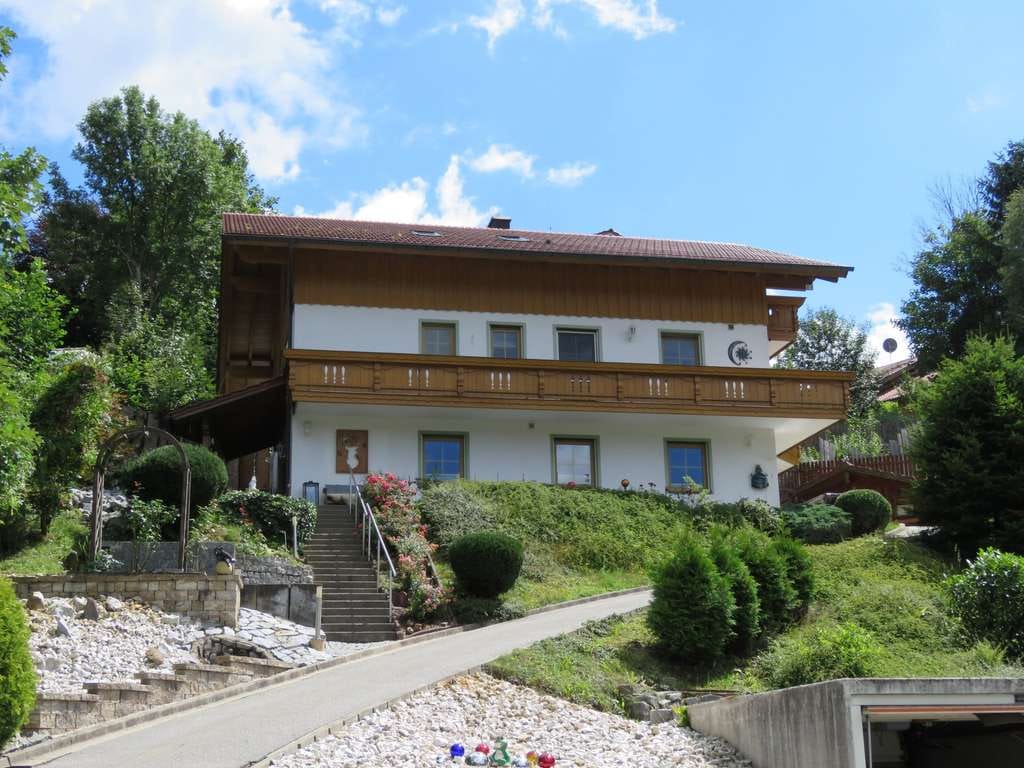 Immobilie in Bodenmais - Zweifamilien-Landhaus mit ELW in absolut ruhiger Höhenlage mit Ausblick in Bodenmais - Bild 0