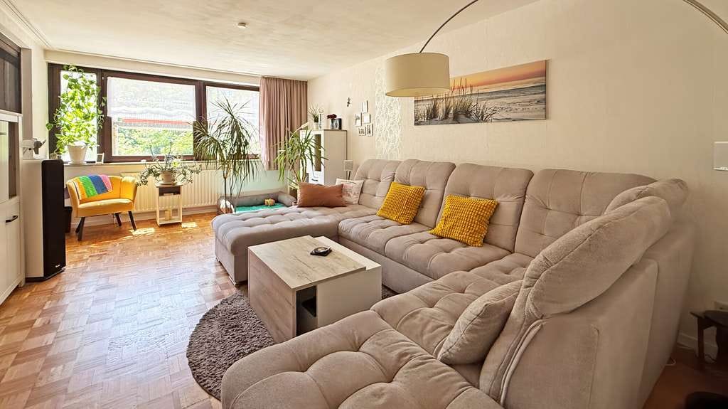 Immobilie in Ahrensburg - Großzügige 4-Zimmer-Wohnung mit Loggia, modernisiertem Duschbad und Tiefgaragenstellplatz – Wentzel  - Bild 2
