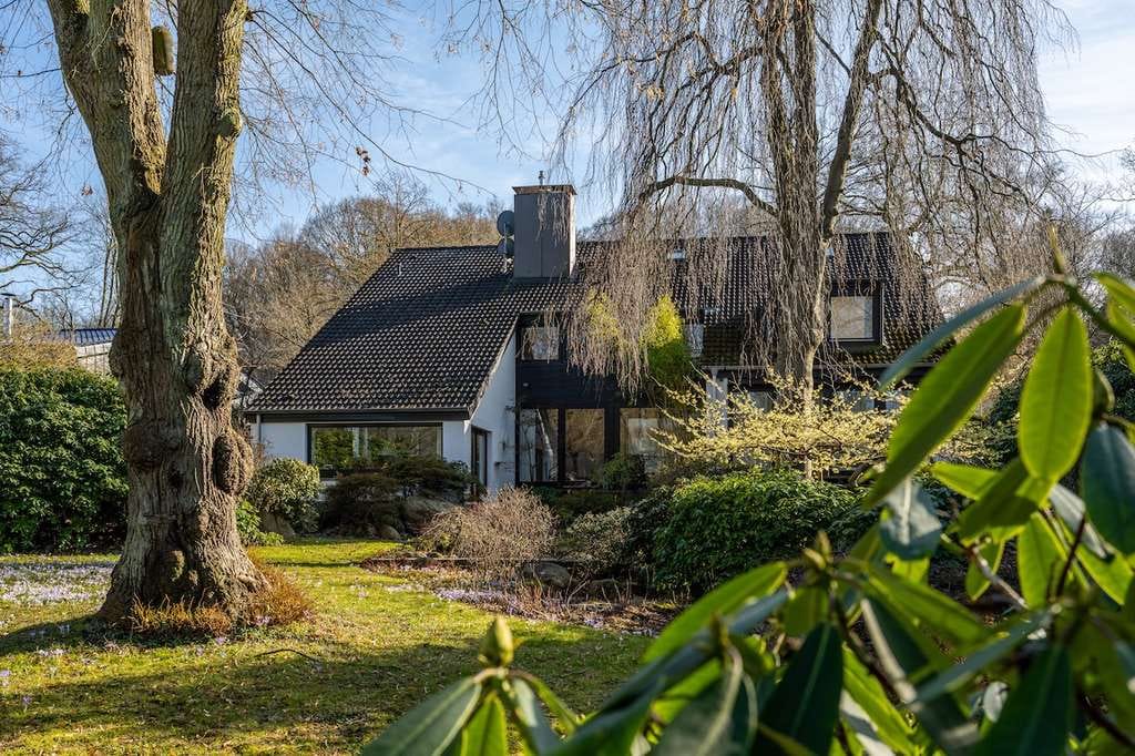 Immobilie in Wentorf bei Hamburg - Rarität: Zweifamilienhaus in unwiederbringlicher Lage mit traumhaft angelegtem Garten - Bild 2