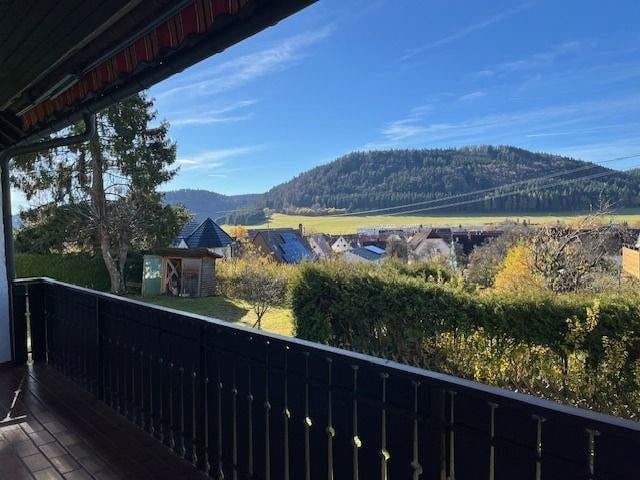 Immobilie in Meßstetten - Tieringen - Großes, vielseitig nutzbares Wohnhaus (2-FH, Wohnen u. Arbeiten unter einem Dach) in toller, unverbaubarer Aussichtslage! - Bild 1