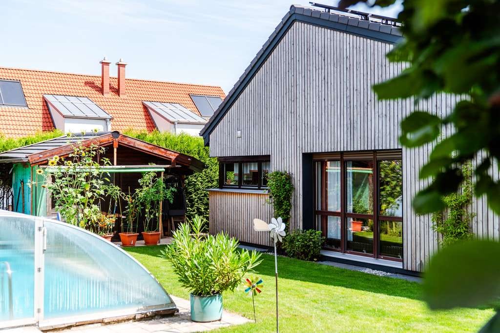 Immobilie in Odelzhausen - Einfamilienhaus - Juwel in Sittenbach (Odelzhausen) mit eingewachsenem Garten und Pool - Bild 1