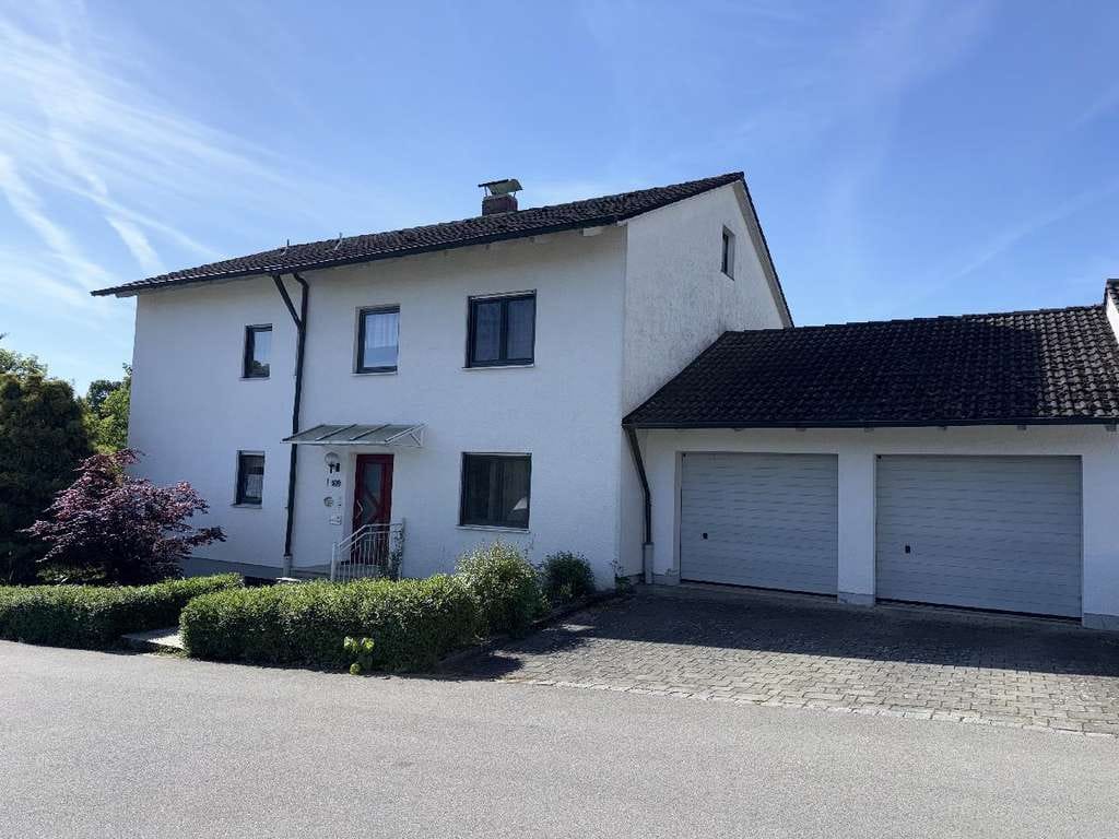 Immobilie in Eggenfelden - 1 - 2 Familienhaus mit Potenzial – großzügig Wohnen unter einem Dach - Bild 1