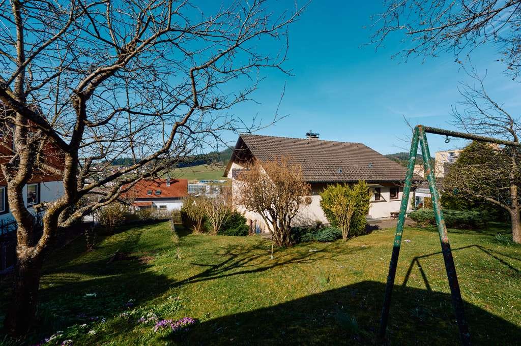 Immobilie in Wehingen - Platz für die ganze Familie – charmantes Einfamilienhaus mit Einliegerwohnung und Weitblick - Bild 2