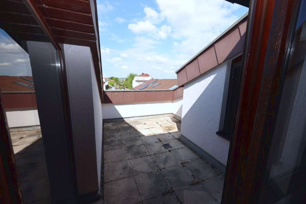 Immobilie in Schwieberdingen - Sofort Beziehbar : 2,5-Zimmer-Dachwohnung mit Loggia und Einzelgarage - Bild 2