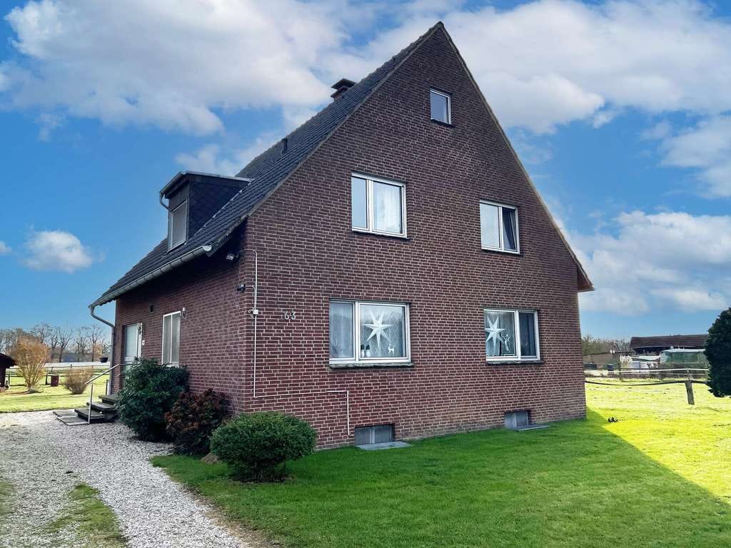 Immobilie in Schermbeck - Vermietetes Zweifamilienhaus mit Gartenanteilen und zwei Garagen im ländlichen Außenbereich! - Bild 0
