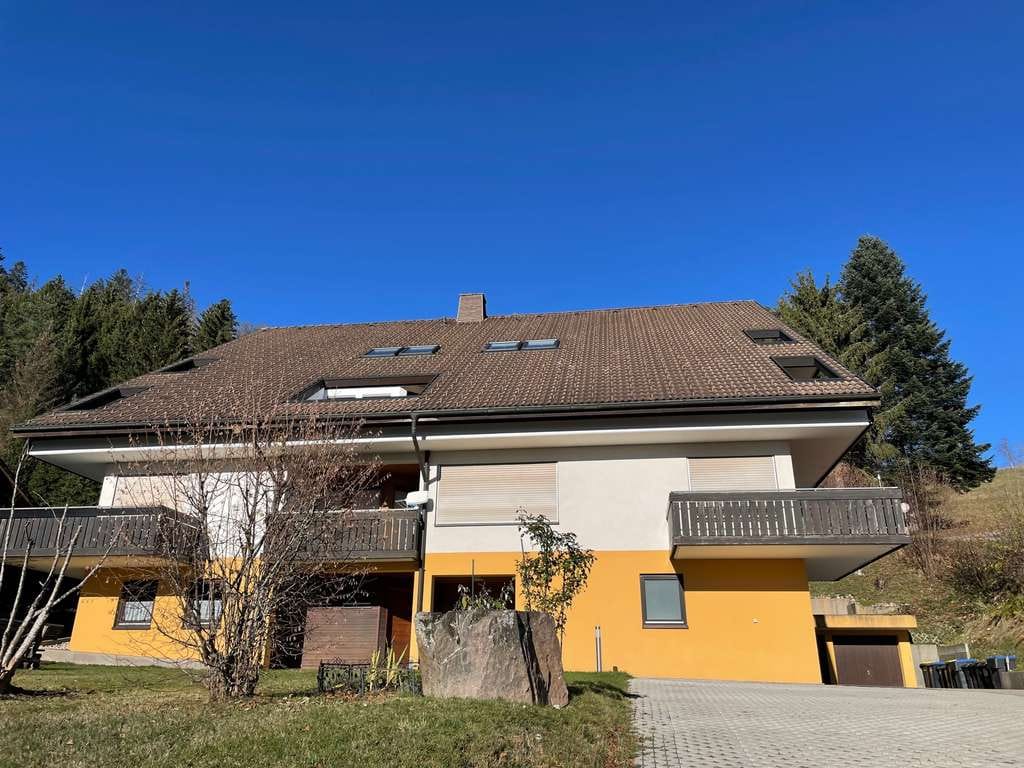 Immobilie in Lenzkirch - Südwest-Giebelwohnung im DG. Randlage, Balkon und Garage ! - Bild 1