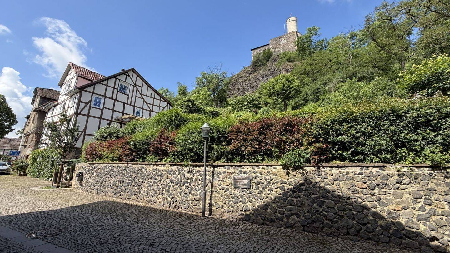 Immobilie in Felsberg - Wohnen mit Geschichte: Fachwerkanwesen in einzigartiger Lage an der Felsburg. Keine Käuferprovision! - Bild 2