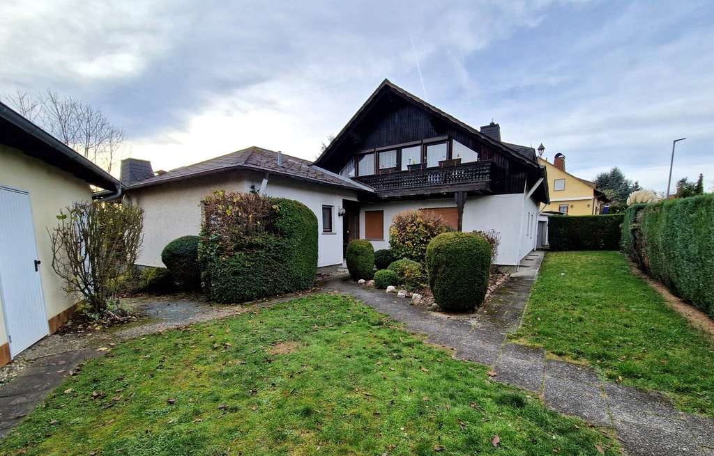 Immobilie in Selters (Taunus) - Niederselters. Dreifamilienhaus mit großem Garten und sehr guter Wohnlage. - Bild 1