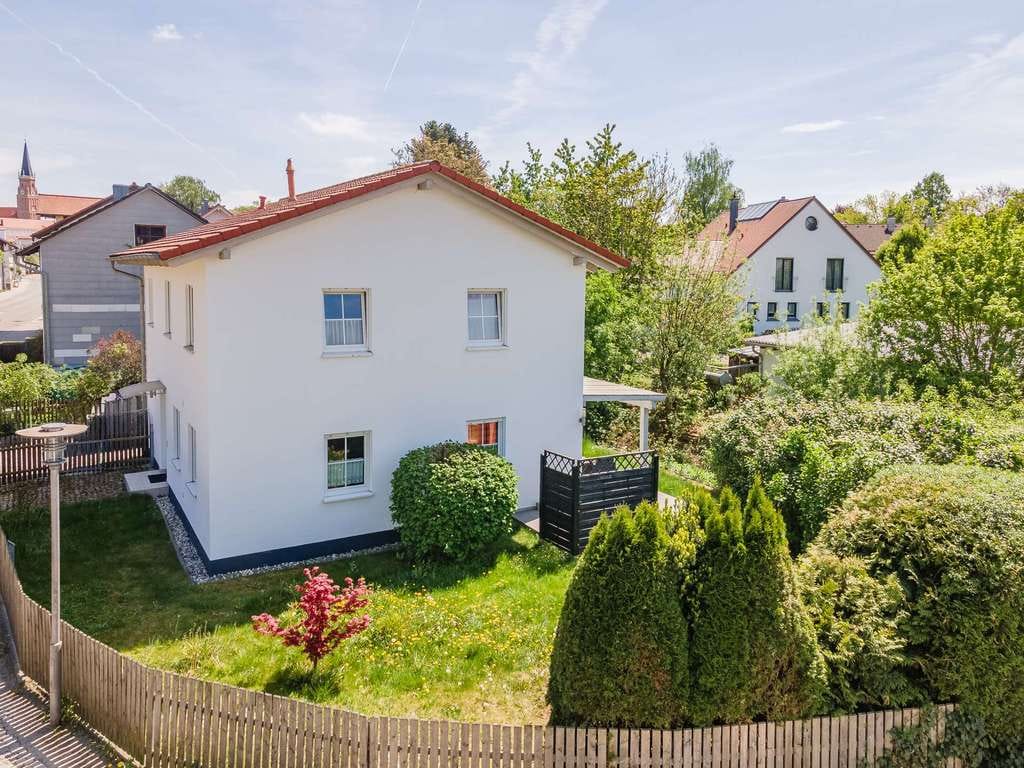 Immobilie in Geisenhausen - Alles was man braucht: Junges Einfamilienhaus mit klarem Konzept und mit sonnigem Südwestgarten - Bild 3