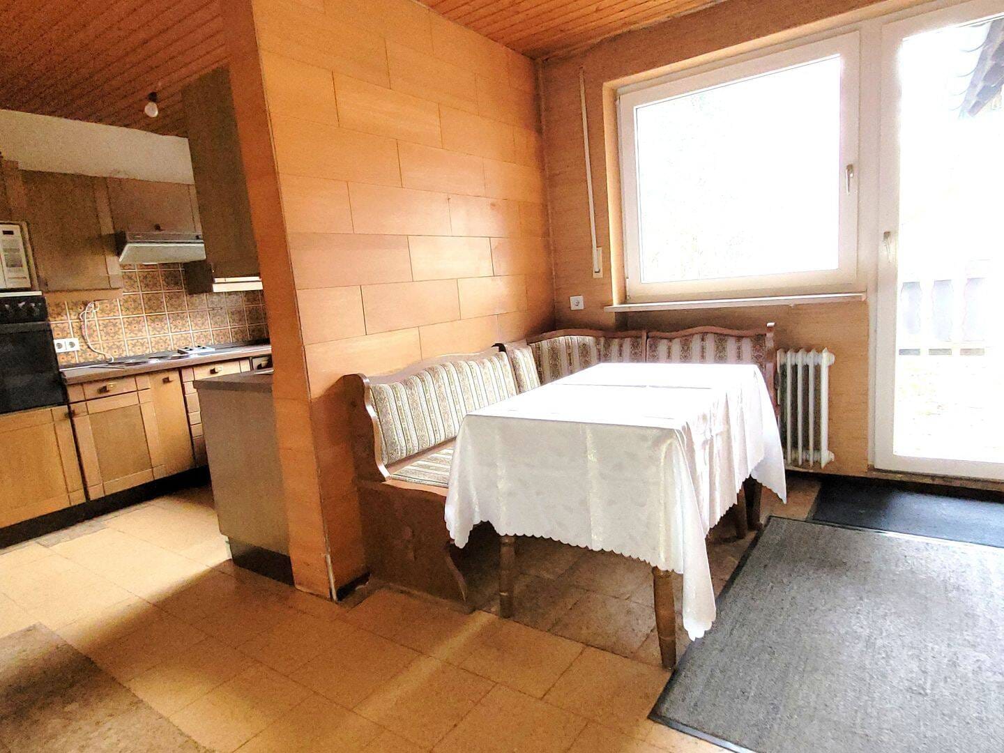 Immobilie in Uttenreuth - Die Lage macht den Unterschied: Großes, freistehendes EFH mit Naturgarten  in ruhiger Wohnlage von Uttenreuth - Bild 2