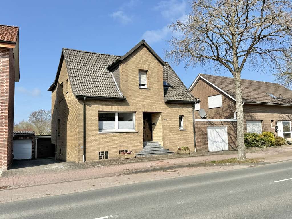 Immobilie in Ennigerloh - Einfamilienhaus mit Anbau auf großzügigem Grundstück in vorteilhafter Lage von Ennigerloh - Bild 1