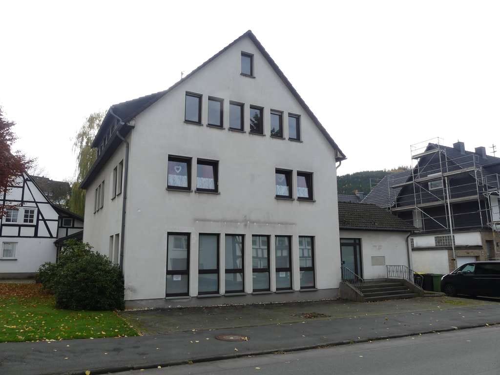 Immobilie in Kirchhundem - Provisionsfrei für Ersteher - Wohn- und Geschäftshaus sowie Einfamilienhaus -Zwangsversteigerung! - Bild 1