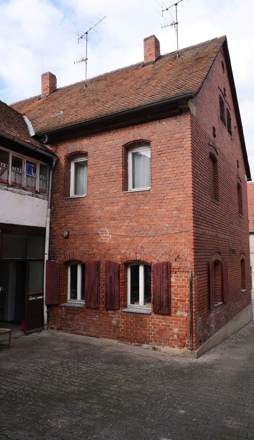 Immobilie in Langenzenn - Zweifamilienhaus mit 6 Zimmern und Nebengebäude zum weiteren Ausbau in zentraler Lage von Langenzenn (unsere Objektnummer: 08AZ0125) - Bild 0