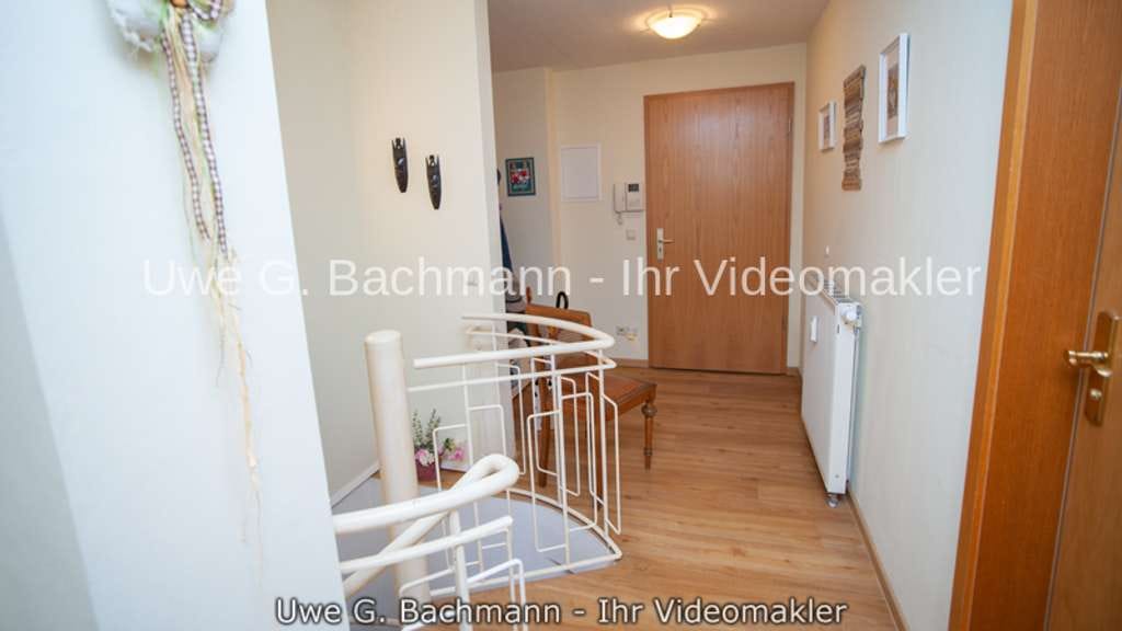 Immobilie in Schöneiche bei Berlin - Schöneiche bei Berlin: Eigentumswohnung mit 2 Zi., Balkon, herrlicher Hobbyraum und PKW-Stellplatz - Bild 1