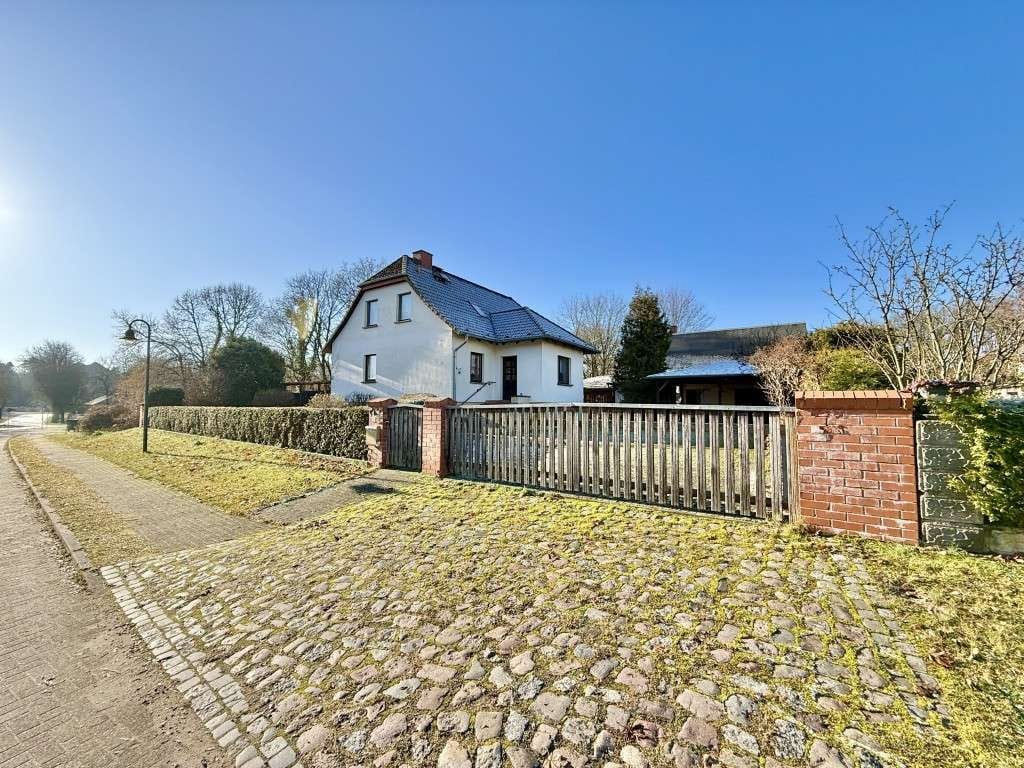 Immobilie in Fürstenberg/Havel - Einfamilienhaus mit Vollkeller und Massivgarage in Ruhiger Lage mit viel Platz - Bild 2
