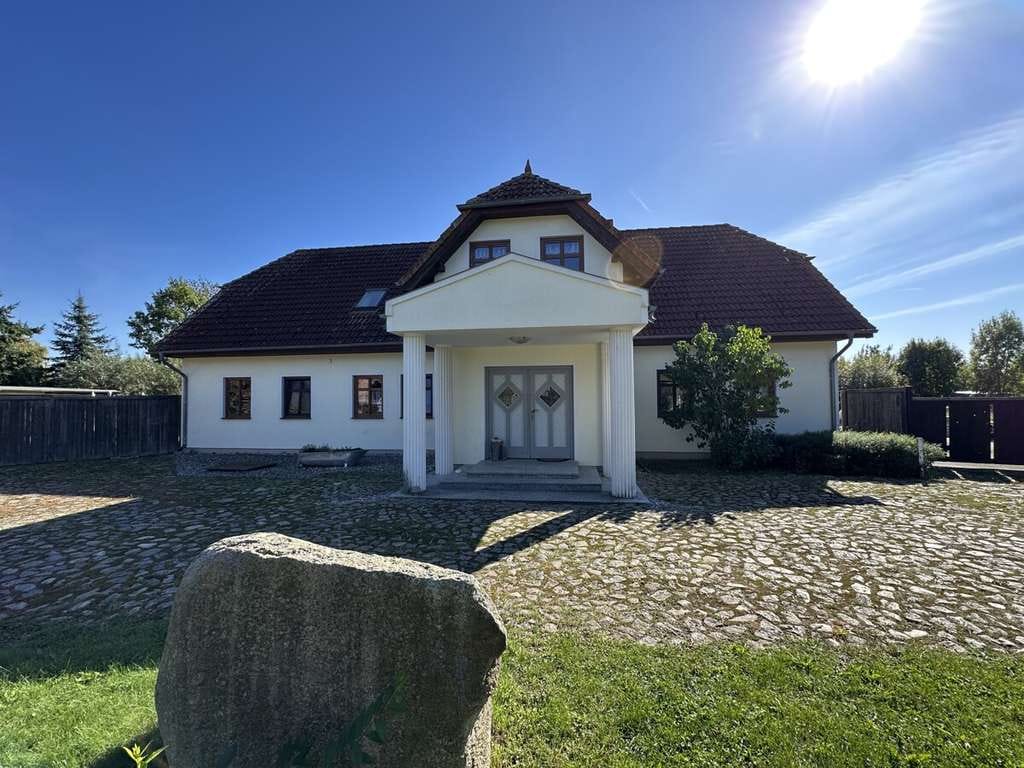 Immobilie in Blesewitz - Gutshaus mit 10.000 m² Land in idyllischer Lage bei Anklam - Bild 1