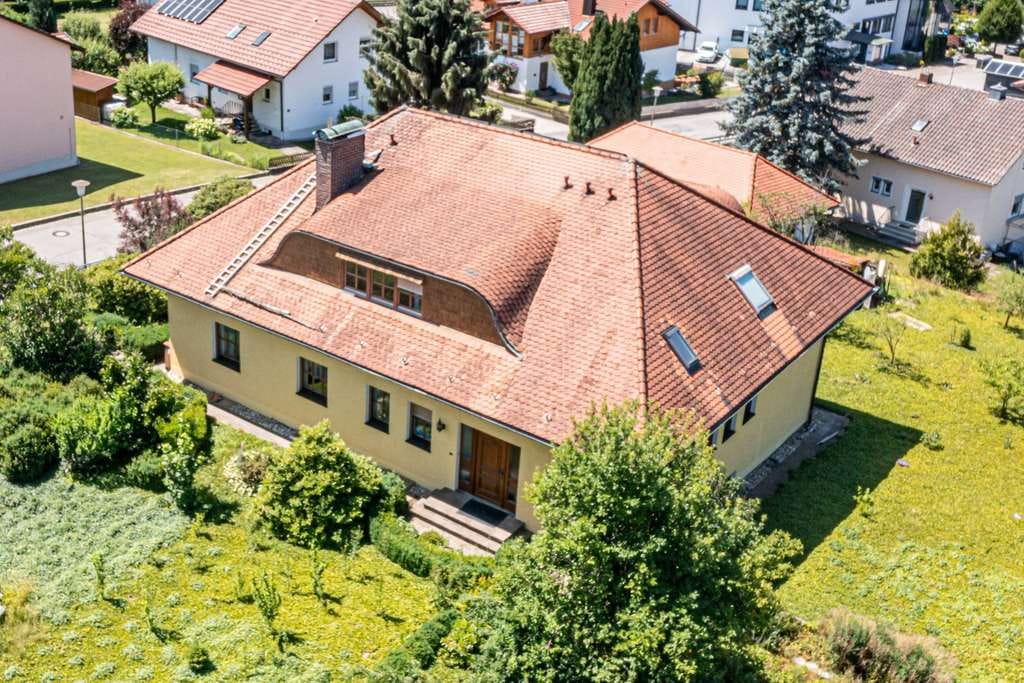 Immobilie in Bad Kötzting - Charmantes Zweifamilienhaus mit drei Garagen und großem Garten - Bild 4