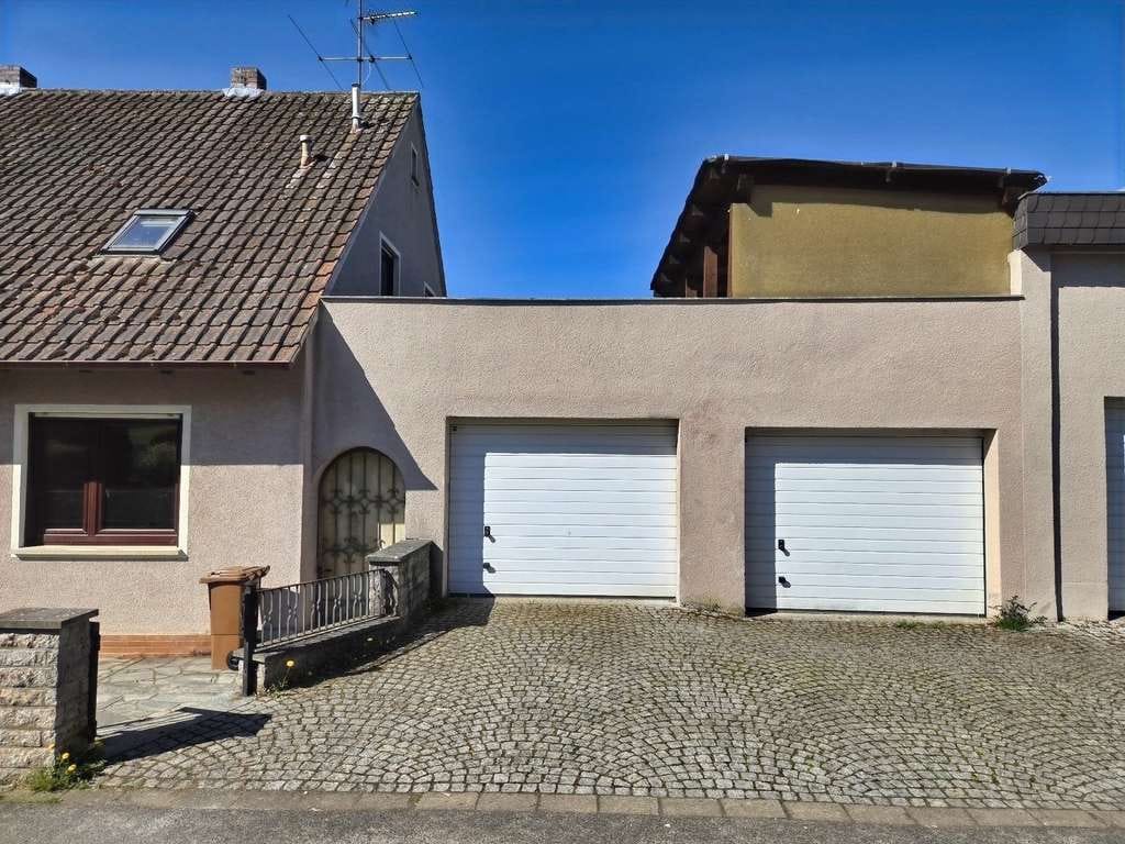 Immobilie in Haßfurt - Viel Platz, viele Nutzungsmöglichkeiten - ZFH (220 m² Wfl.) mit Garagen und Garten in ruhiger Sied - Bild 4